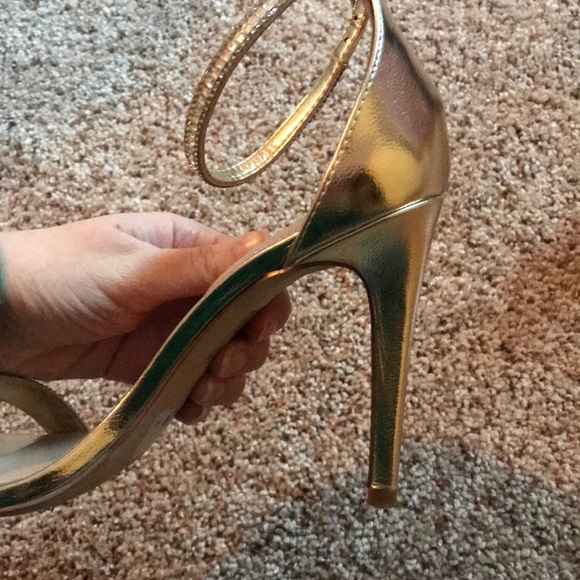 Gold/Silver Sparkly Aldo Heels - Picture 5 of 6